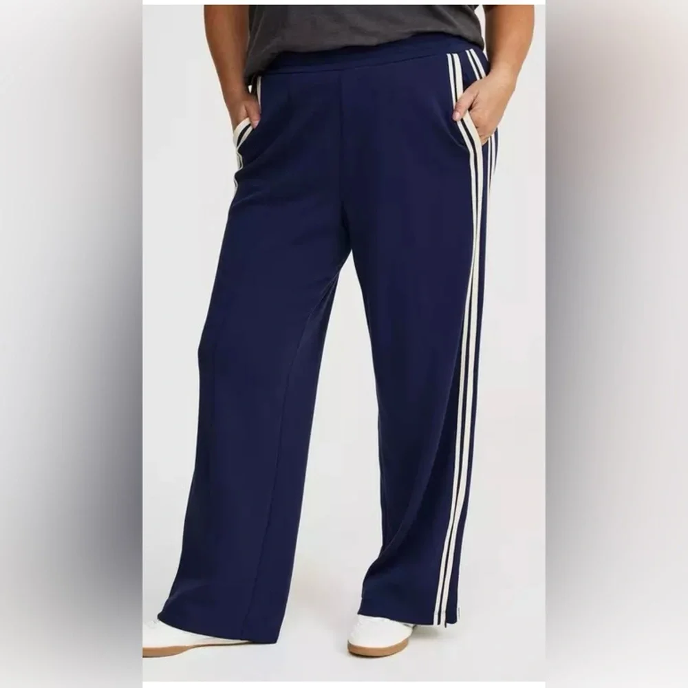 Pre-Loved Torrid Navy Track Pants Size: 2x Regular Length - Picture 5 of 10